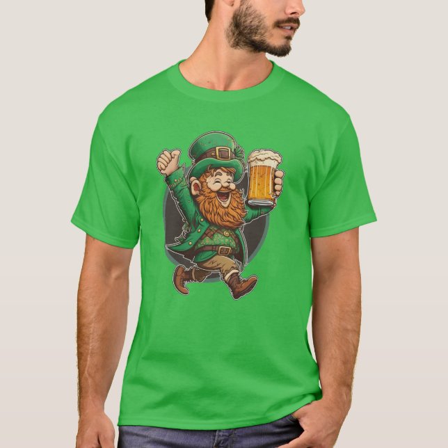 Camiseta Leprechaun com caneca de cerveja no dia de Patrick (Frente)