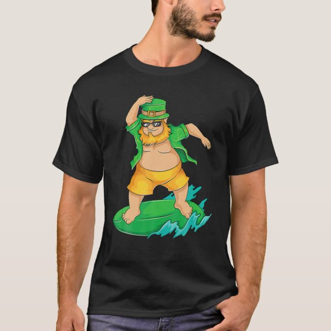 Camiseta Leprechaun Surfer In Hawaii St Patrick's Day (Frente)