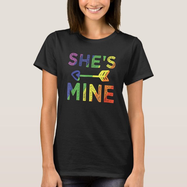Camiseta Lesbian Couple She s Mine I m Hers Matching LGBT P (Frente)