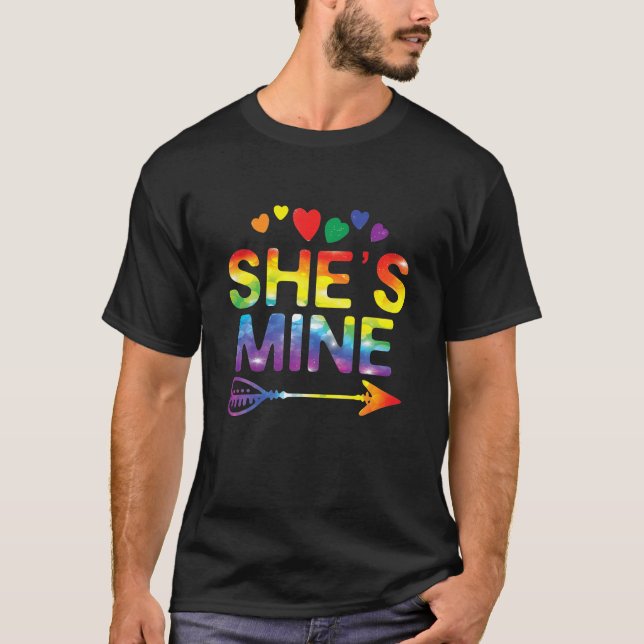Camiseta Lésbica Casal Engraçado Ela é minha amiga a combin (Frente)
