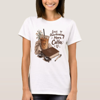 Camiseta Less Overthinking More Coffee - Cozy Iced Coffee