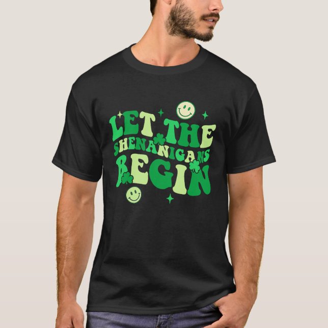 Camiseta Let The Shenanigans Begin Shamrock St Patrick's Da (Frente)