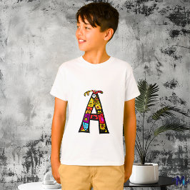 Camiseta Letra colorida "A", tribal e rabisco