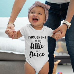 Camiseta Letra de Mão Embora ela seja pequena ela é feroz