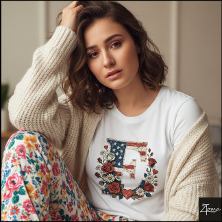 Camiseta Letra E com Coroa Floral Bandeira Distressed