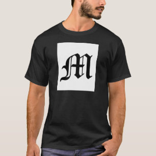 Camiseta Letra M Texto em Inglês Antigo em Plano de Fundo B
