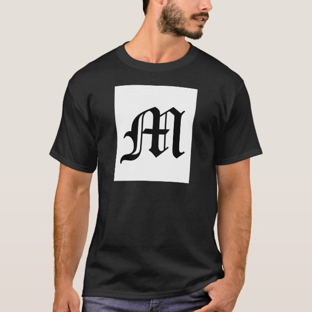 Camiseta Letra M Texto em Inglês Antigo em Plano de Fundo B (Frente)