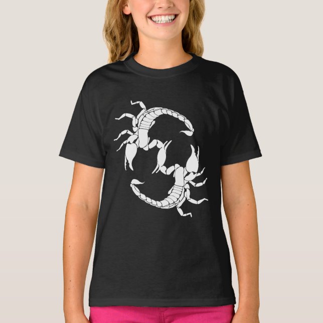 Camiseta Letra Preta e Branca S - Dois Escorpiões (Frente)
