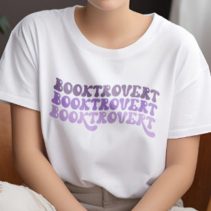 Camiseta Letra Retro-Booktrovert Púrpura Multicolor Lover