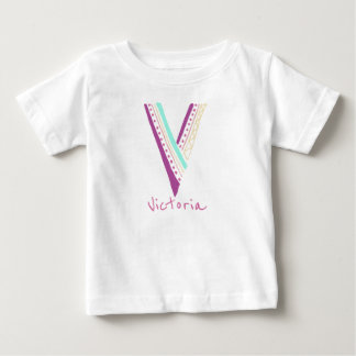 Camiseta Letra V manuscrita com nome personalizável