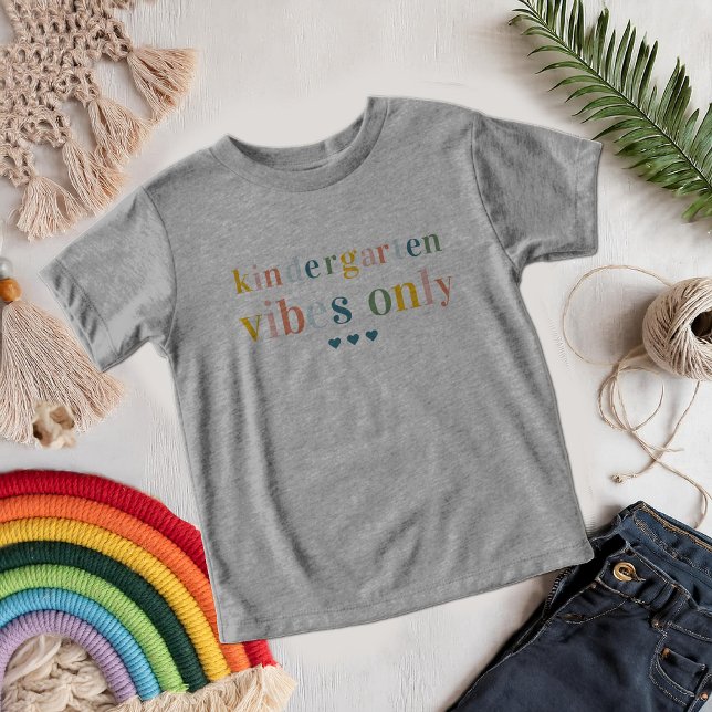 Camiseta Letras Coloridas de Arco-Íris | 1º Dia de Aula (Criador carregado)