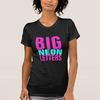 CAMISETA LETRAS DE NÉON GRANDES