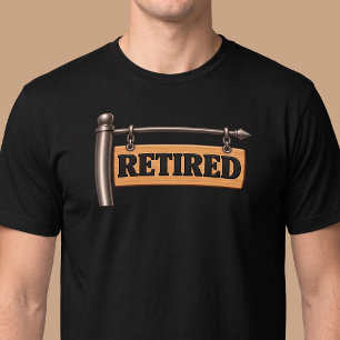 Camiseta Letreiro Pendurado de Madeira Aposentado