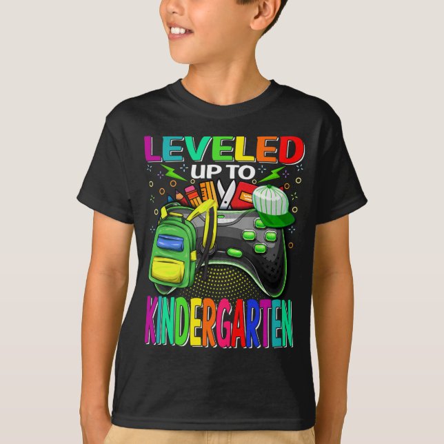 Camiseta Levado Até O Jogo Do Jardim De Infância De Volta À (Frente)
