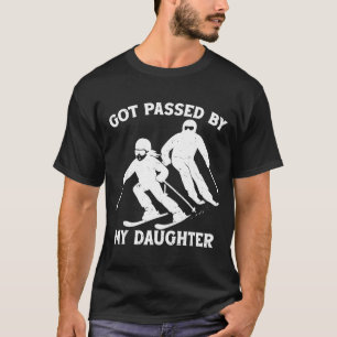 Camiseta Levado Pelo Pé pela Minha Filha Pai Engraçado de E
