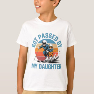 Camiseta Levado Pelo Pé pela Minha Filha Pai Engraçado de E
