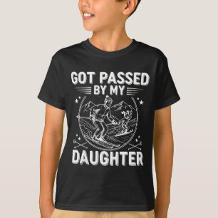 Camiseta Levado Pelo Pé Por Minha Filha Divertido Esquiando