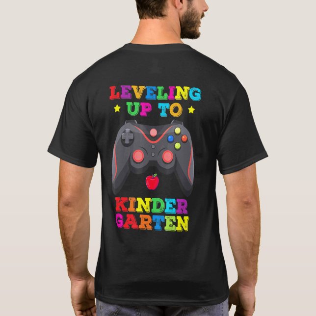 Camiseta Levando Até O Jogo De Vídeo Do Kindergarten De Vol (Verso)