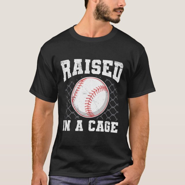 Camiseta Levantada Em Uma Cagem De Um Baseball (Frente)