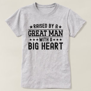 Camiseta Levantado Por Um Homem Excelente Com Um Grande Pai