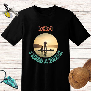 Camiseta Levante o conselho de pá surfando com o cachorro
