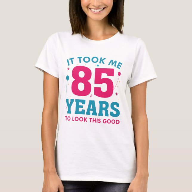 Camiseta Levei 85 Anos Para Parecer Bem (Frente)