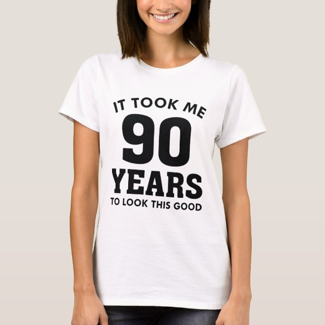 Camiseta Levei 90 Anos Para Parecer Bem (Frente)