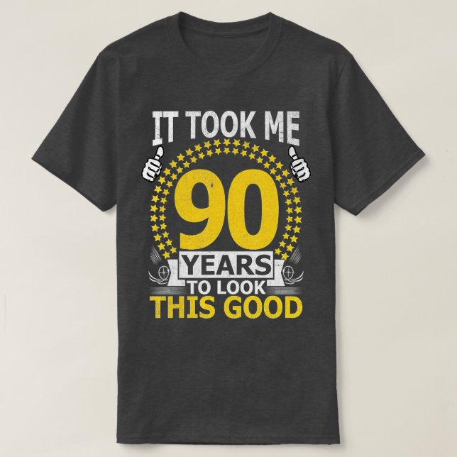 Camiseta Levei 90 anos para parecer um Bom 90 anos engraçad (Frente do Design)