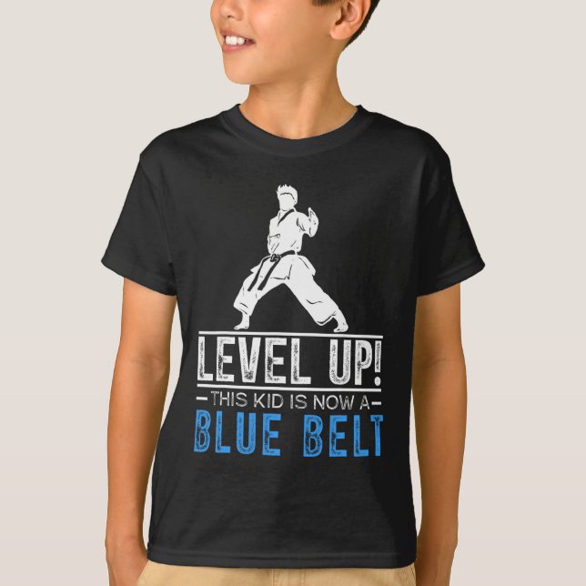 Camiseta Level Up! This Kid Is Now A Blue Belt Karate Award (Frente)