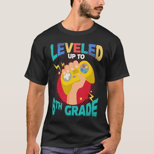 Camiseta Leveled Up To 6th Grade Students Education Back To (Frente)