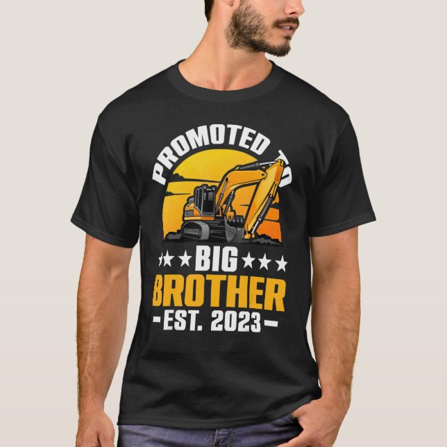 Camiseta Leveled Up To Big Brother 2023  Promoted To Big Br (Frente)
