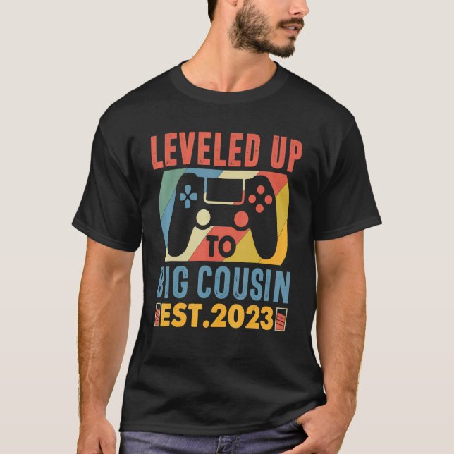 Camiseta Leveled Up To Big Cousin 2023 Promoted To Cousin 2 (Frente)