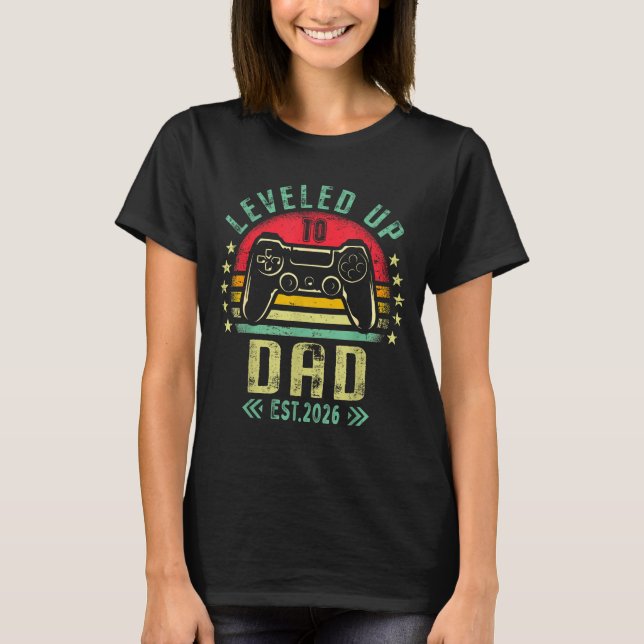 Camiseta Leveled Up To Dad 2026 Promoted To Daddy Level Unl (Frente)