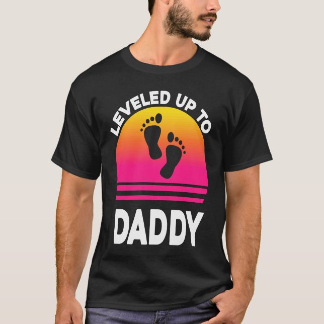 Camiseta Leveled Up to Daddy Soon to be Dad Father  T (Frente)