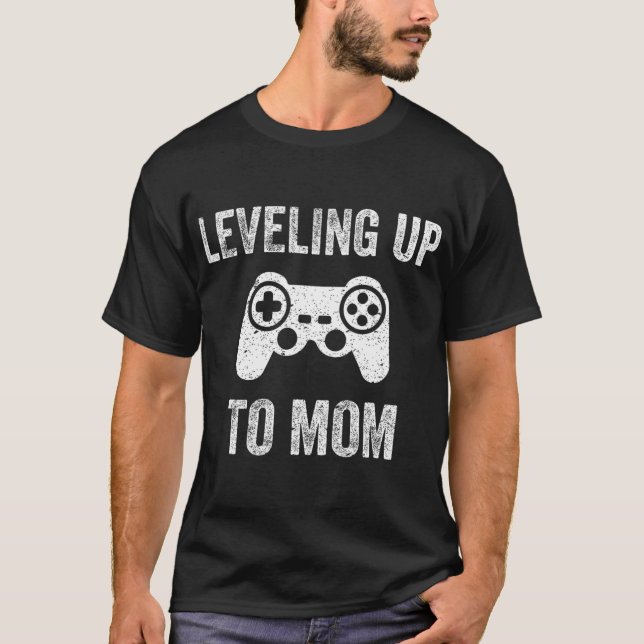 Camiseta Leveling Up To Mom Shirt For Expecting Mother  (Frente)