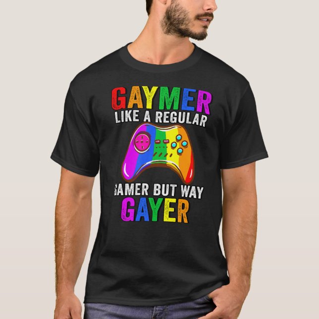 Camiseta Lgbt Gay Como Um Gamer Regular Mas Muito Mais Gay  (Frente)