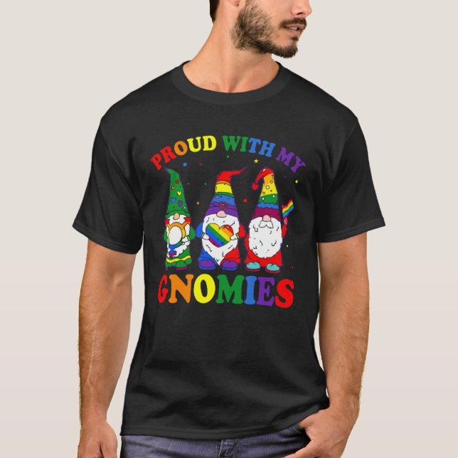 Camiseta LGBT Pride LGBTQ Rainbow Gnomies  Proud with my Gn (Frente)