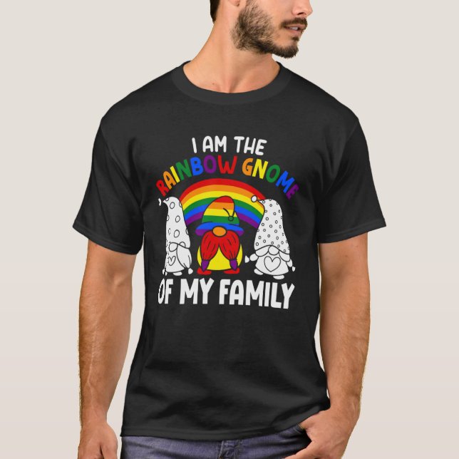 Camiseta LGBT Pride Rainbow I am the Rainbow Gnome of my Fa (Frente)