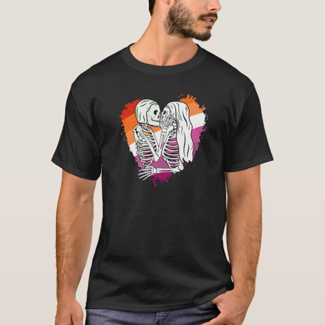 Camiseta LGBTQ Pride flag skeletons kissing a Lesbian skele (Frente)
