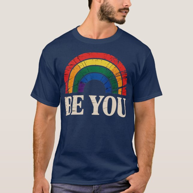 Camiseta LGBTQ Seja você Orgulho gay LGBT Ally Rainbow Flag (Frente)
