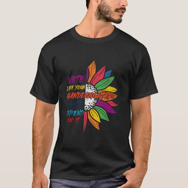 Camiseta LGBTQ Vote como Sua Neta Depende de (Frente)