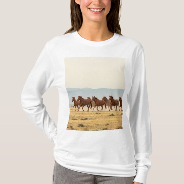 Camiseta Liberdade selvagem: Cavalos em movimento (Frente)