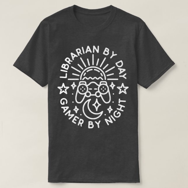 Camiseta Librarian By Day Gamer By Night Distressed Design  (Frente do Design)