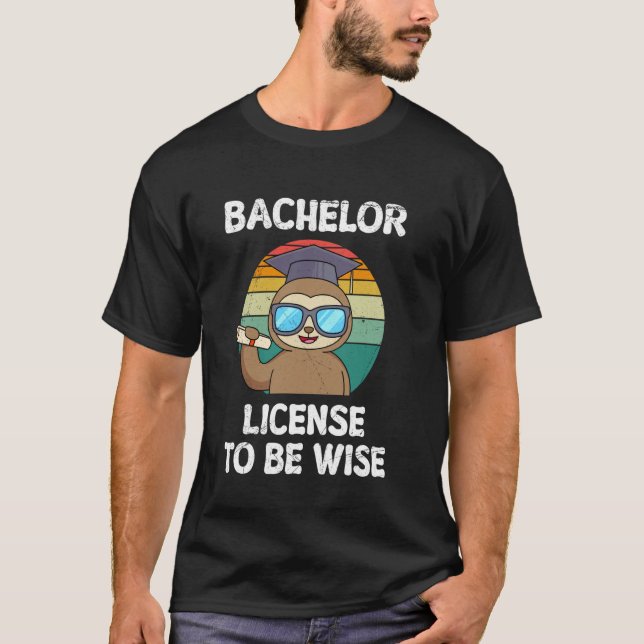 Camiseta LICENÇA DE BACHARREL PARA SER SÁBIO Retro Divertid (Frente)