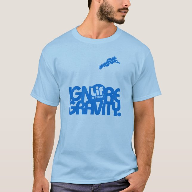 Camiseta Lif. É Curto. Ignorar Gravidade. Snowboard. (Frente)