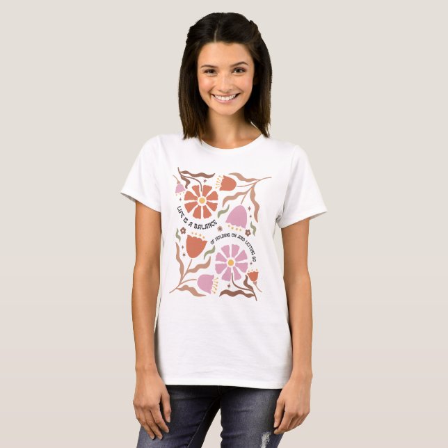 Camiseta Life Is A Balance Of Holding Boho Wildflower Quote (Frente Completa)