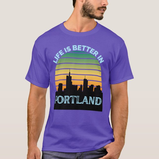 Camiseta Life Is Better In Portland Portland Skyline Portla (Frente)