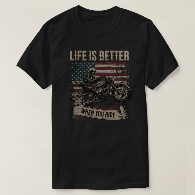 Camiseta Life Is Better When You Ride Patriotic Biker Skull (Frente do Design)