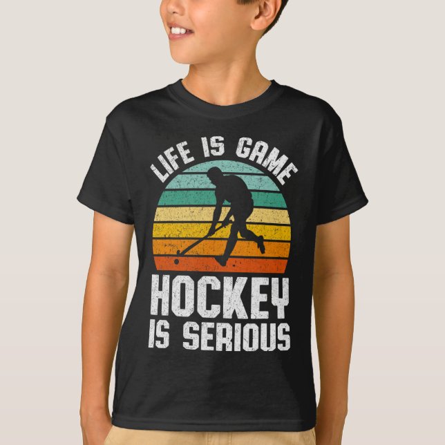 Camiseta Life Is Game Hockey Is Serious Retro Hockey Player (Frente)