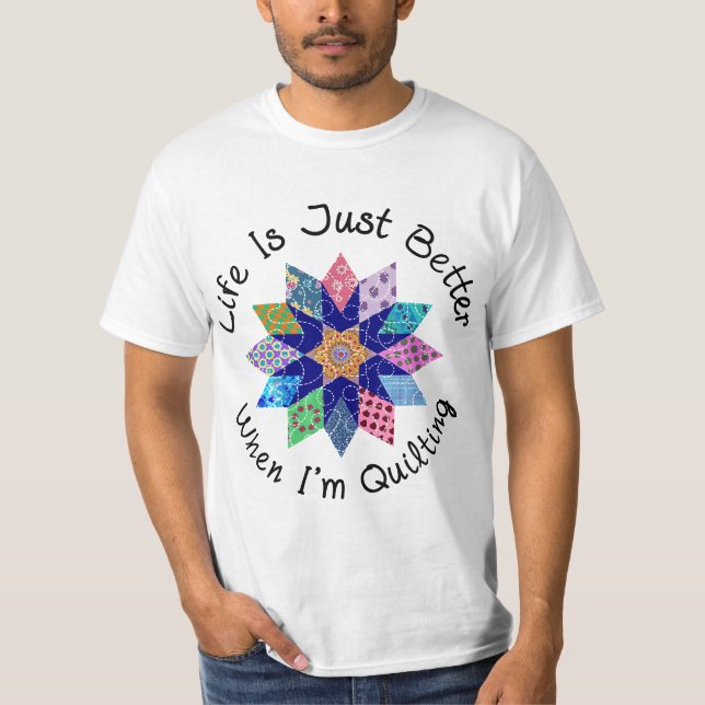 Camiseta Life is Just Better when I'm Quilting Fabric Flowe (Frente)